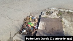 Inundaciones en El Vedado, La Habana, exponen problemas crónicos de basura y drenaje deficiente.